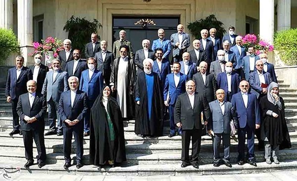 الرئيس الايراني حسن روحاني متوسطا اعضاء حكومته بعد اخر اجتماع لهم	(تسنيم)