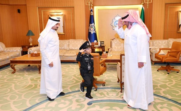 الشيخ ثامر العلي يرد التحية العسكرية على طفل حضر برفقة ذويه