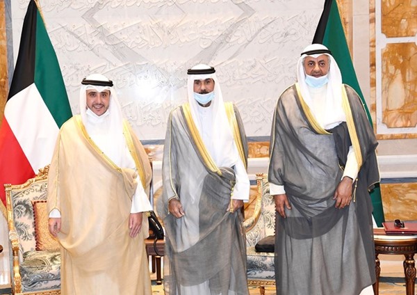 سمو الأمير مستقبلا الشيخ د.أحمد ناصر المحمد وأمين عام مجلس الوزراء وائل عيسى العسعوسي