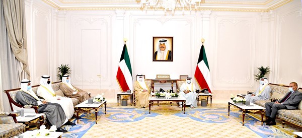 سمو ولي العهد الشيخ مشعل الأحمد مستقبلا الشيخ د.أحمد ناصر المحمد ومجدي الظفيري ووائل العسعوسي وعلي سالم الأصفر