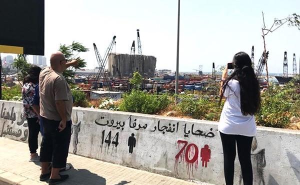 لبنانيون يصورون مرفأ بيروت عشية الذكرى الأولى لانفجاره	 (محمود الطويل)