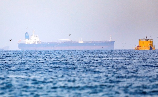 ناقلة النفط التي تديرها إسرائيل بالقرب من ميناء الفجيرة في الإمارات العربية المتحدة	(رويترز)