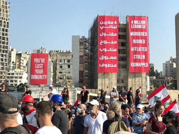 شعارات تضامن مع أهالي ضحايا التفجير
