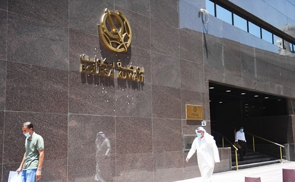 عمليات جنى الأرباح تنعكس على بورصة الكويت خلال تعاملات الأسبوع	(محمد هاشم)
