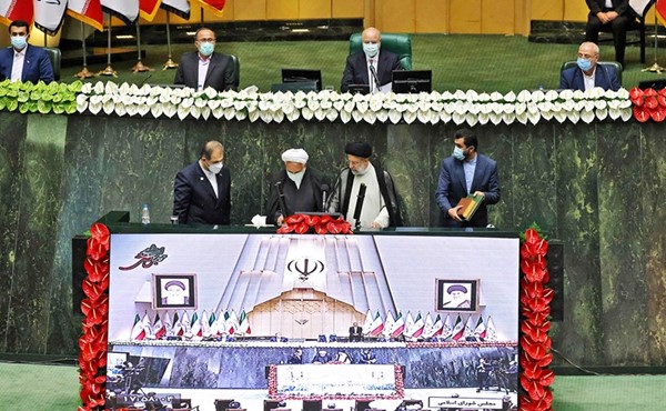 الرئيس الايراني الجديد ابراهيم رئيسي خلال اداء اليمين الدستورية			 (أ.ف.پ)