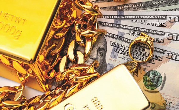 الذهب يفقد بريقه مع ارتفاع الدولار.. بعد تصريحات «الفيدرالي الأميركي»