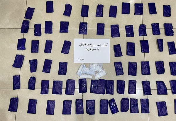 بالفيديو والصور.. ضبط كيلو ونصف "شبو" مخبأ في كراتين فواكه إيرانية في الشحن الجوي
