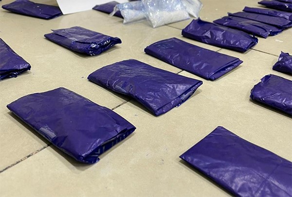 بالفيديو والصور.. ضبط كيلو ونصف "شبو" مخبأ في كراتين فواكه إيرانية في الشحن الجوي