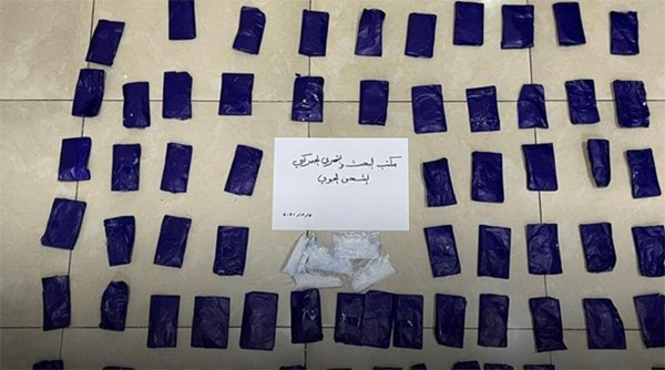 بالفيديو والصور.. ضبط كيلو ونصف "شبو" مخبأ في كراتين فواكه إيرانية في الشحن الجوي