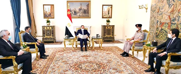 الرئيس عبدالفتاح السيسي مستقبلا الفريق جمعة عناد سعدون وزير دفاع جمهورية العراق