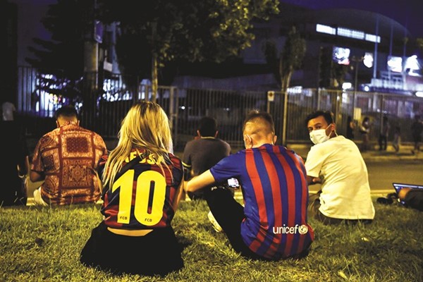 زلزال برشلونة.. «أبكى» ميسي والعالم