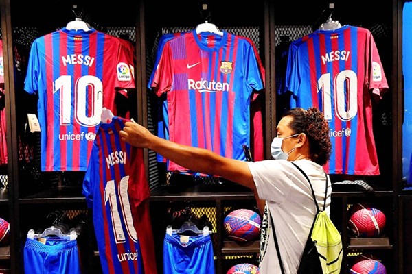زلزال برشلونة.. «أبكى» ميسي والعالم