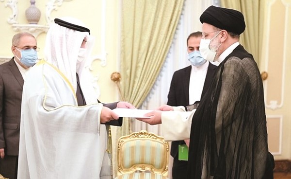 ممثل صاحب السمو الأمير يسلم الرسالة إلى الرئيس الإيراني إبراهيم رئيسي