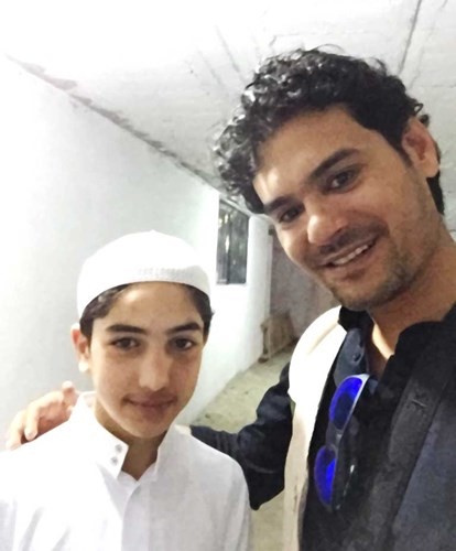 المخرج إسلام مهنا مع أحد الأطفال السوريين النازحين