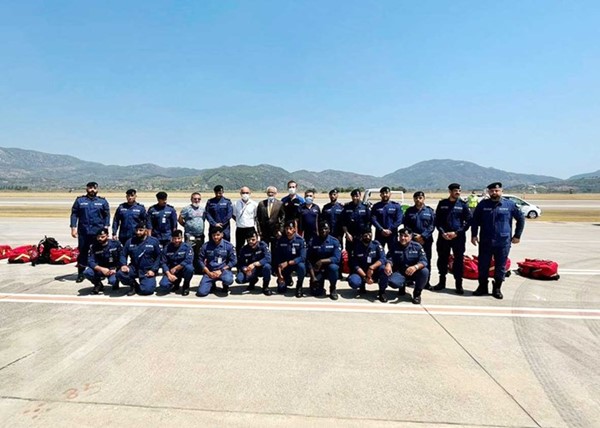 فريق قوة الإطفاء العام لدى وصوله إلى تركيا