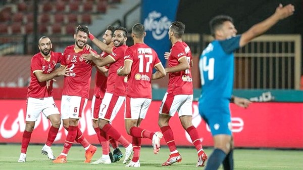 الأهلي والزمالك يشعلان سباق الدوري