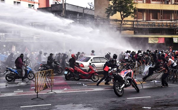 الشرطة تطلق خراطيم المياه على المتظاهرين في بانكوك احتجاجا على تعامل الحكومة مع أزمة كورونا المستجد(أ.ف.پ)