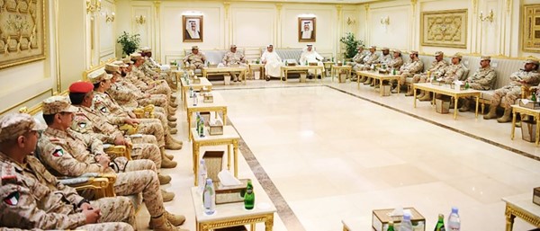 وزير الدفاع الشيخ حمد جابر العلي خلال لقائه كبار قادة الجيش