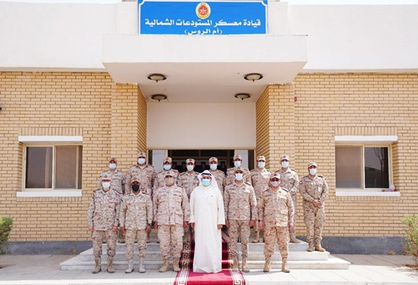 نائب رئيس الوزراء ووزير الدفاع الشيخ حمد جابر العلي في لقطة تذكارية خلال زيارة قيادة معسكر المستودعات الشمالية