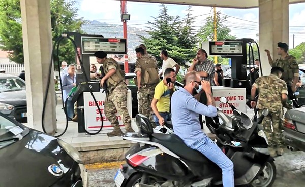 الجيش اللبناني يتدخل لإجبار محطات الوقود على فتح ابوابها وبيع المحروقات (محمود الطويل)