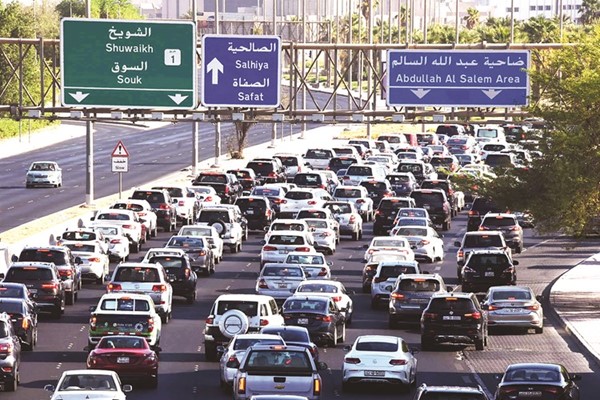 6- ازدحام كبير في الشوارع مع عودة تطبيق العمل بنسبة 100% في الوزارات والجهات الحكومية (أحمد علي)