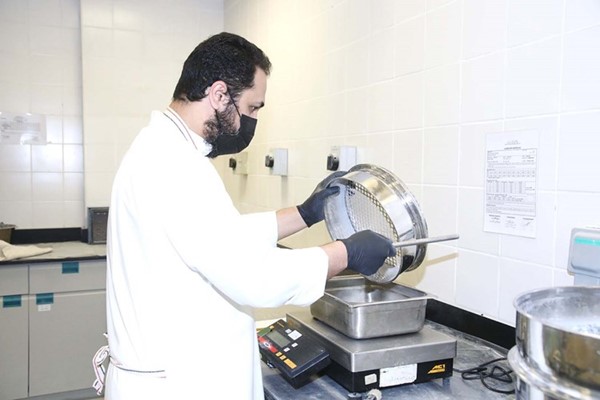 مهندس مساعد زكريا العبوة أمام جهاز فحص الحبيبات