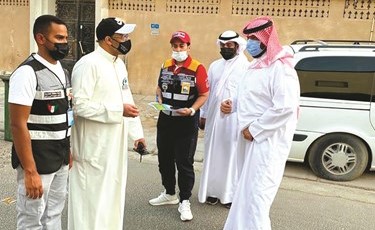 الشيخ طلال الخالد مع فريق الضبطية القضائية خلال الجولة