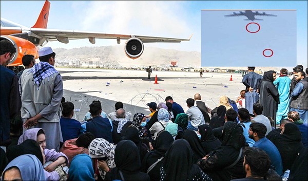 مدنيون ينتظرون إجلاءهم في مطار كابول وفي الإطار صورة عن تسجيل ڤيديو تظهر سقوط بعض الأفغان من طائرة تشبثوا بها أثناء إقلاعها	(أ.ف.پ)