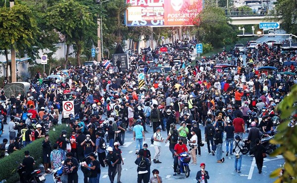 احتجاج على تعامل الحكومة التايلندية مع جائحة ڤيروس كورونا (رويترز)