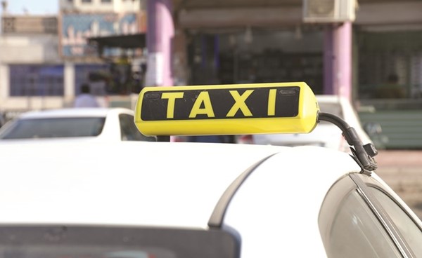 بالفيديو.. «التاكسي الجوال».. معاناة يومية واتهامات بتهريب الخدم وتوزيع ممنوعات