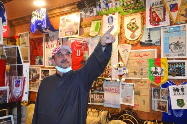 البلوشي يجمع 10 آلاف مادة رياضية ومقتنيات نادرة لإنشاء أول متحف كروي شامل بآسيا