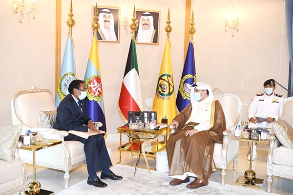 الشيخ حمد جابر العلي خلال استقباله سفير جيبوتي
