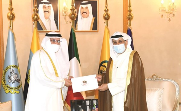الشيخ حمد جابر العلي مستقبلا السفير الإماراتي
