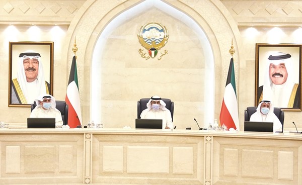 سمو الشيخ صباح الخالد والشيخ حمد جابر العلي وعبدالله الرومي خلال الجلسة