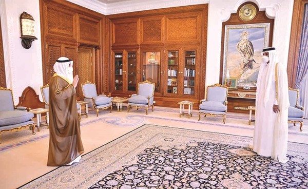 أمير دولة قطر صاحب السمو الشيخ تميم بن حمد آل ثاني لدى استقباله الشيخ د.أحمد ناصر المحمد