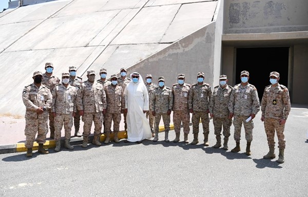 صورة تذكارية لوزير الدفاع مع الحضور خلال الزيارة
