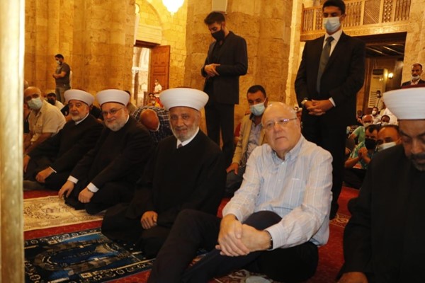 مفتي لبنان الشيخ عبداللطيف دريان أثناء صلاة الجمعة بحضور الرئيس المكلف نجيب ميقاتي في جامع العمري الكبير خلال افتتاحه بعد ترميمه جراء انفجار المرفأ (محمود الطويل)