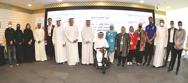 القنصل العام للكويت في دبي السفير ذياب الرشيدي يتوسط رحاب بورسلي وطلال الهاشمي في لقطة جماعية مع الحضور عقب توقيع الاتفاقية	(فريال حماد)