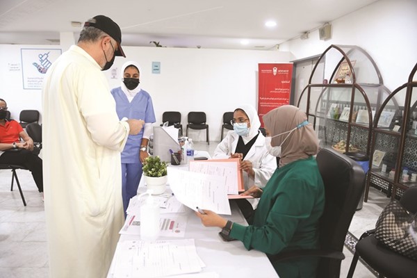 العيادة تختص بمنح الاستثناءات وتقريب الموعد بين جرعتي التطعيم
