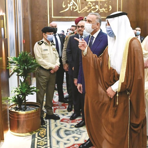 الرئيس الغانم ومصطفى الكاظمي خلال جولة في مجلس الأمة