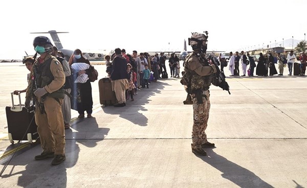أفغان يصطفون للمغادرة على متن طائرة عسكرية إيطالية في مطار كابول				(رويترز)