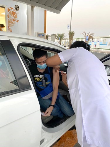 تطعيم أحد المواطنين في مركز جسر جابر