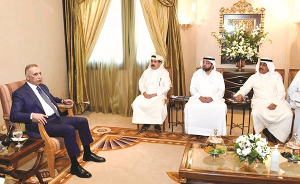 رئيس الوزراء العراقي مصطفى الكاظمي مع الزملاء يوسف خالد المرزوق وعدنان الراشد وأحمد الجارالله