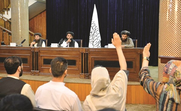 المتحدث باسم طالبان ذبيح الله مجاهد يجيب عن أسئلة الصحافيين خلال مؤتمر في كابول	(أ.ف.پ)