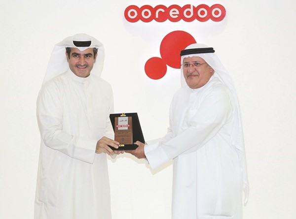 عبدالعزيز البابطين يكرم علي المري