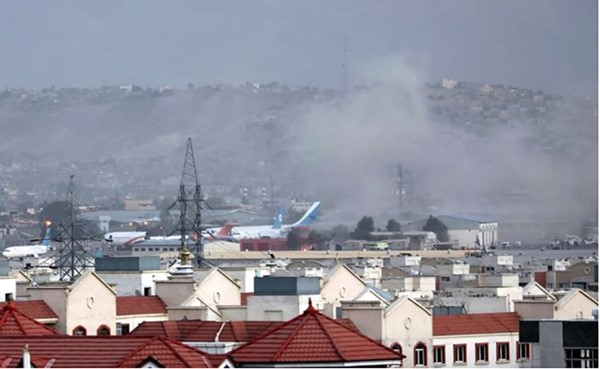 صورة تداولتها وسائل اعلام عالمية للدخان المتصاعد من الهجوم في محيط مطار كابول