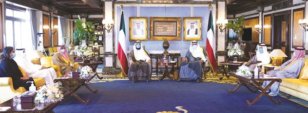 جانب من لقاء سمو الشيخ صباح الخالد مع عبدالله الطرقي الرشيديبحضور د. مشعان العتيبي والشيخ مبارك فيصل النواف وفاطمة مسعود حيات