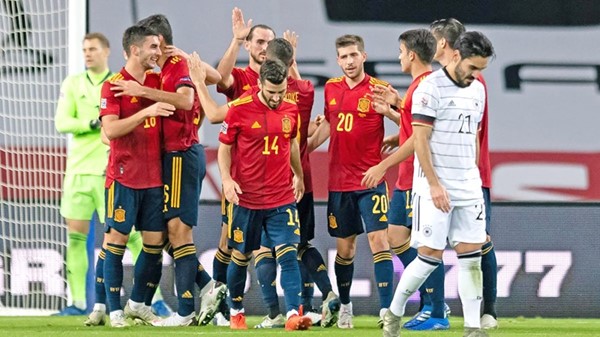 إنريكي يبقي لاعبي ريال مدريد خارج تشكيلة إسبانيا