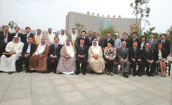 الصورة الثانية أنس الصالح ومحمد الذويخ مع المشاركين في إزاحة الستار عن النصب التذكاري للصداقة الصينية -الكويتية