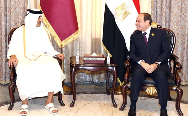 جانب من اجتماع صاحب السمو الشيخ تميم بن حمد آل ثاني أمير قطر مع الرئيس المصري عبد الفتاح السيسي